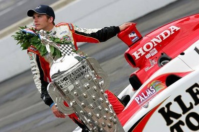 博格華納在2009年 SAE 全球論壇上頒發印第500冠軍獎杯