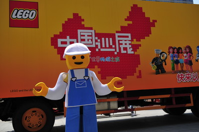 樂高卡車從北京出發，陸續開往天津、杭州、武漢等地，為當地孩子們帶去歡樂和禮品。