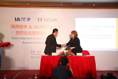 海輝與IAOP雙方代表簽約（左：海輝軟件董事長孫振耀；右：IAOP首席執行官 Debi Hamill）