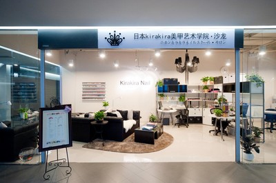 在首屆奢侈品展會現場，參觀者可一睹日本 KiraKira 美甲高級講師 Rachel Lai 的風采，并可就相關時尚問題進行咨詢。