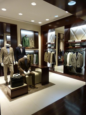 TOMBOLINI秉承意大利服飾優雅、簡潔的理念，凸顯莊重、典雅的個性品位，以華麗時尚的面料、卓爾不凡的設計、精雕細琢的工藝，備受歐洲上流人士的青睞和推崇