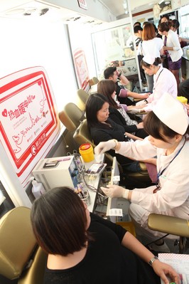 9米長的獻血車駛?cè)脒_(dá)芙妮廠區(qū)，體檢合格員工在獻血中