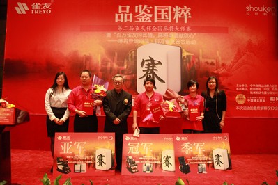  張暉（中）、余華侃（左）、朱燕（右）分獲總決賽冠、亞、季軍