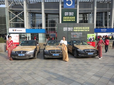 華僑銀行寶馬專車等候在入口處，隨時搭載尊貴顧客前往華僑銀行參觀體驗高端金融服務