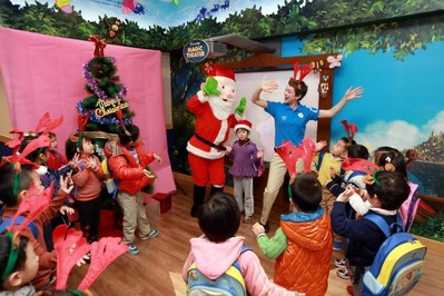 孩子們一起學唱圣誕英文歌曲，并練習用英語來自信交流（*圖片攝于陸家嘴中心）