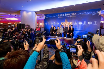 香港紅星古天樂、袁詠儀及朱茵于星期一在金沙城中心出席澳門喜來登酒店宏地樓竣工典禮后，為金沙城中心的“星光大道”進(jìn)行打手印及簽名儀式。從左至右：澳門喜來登金沙城中心酒店董事總經(jīng)理若瑟夫-道普先生、朱茵、澳門特別行政區(qū)政府旅游局局長文綺華女士、古天樂、金沙中國有限公司總裁兼行政總裁愛德華-卓思先生、金沙中國有限公司行政副總裁兼營運(yùn)總裁大衛(wèi)-西斯克先生、袁詠儀