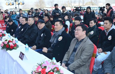 出席活動領導和嘉賓：（從遠至近）北京市海淀區(qū)獻血辦公室主任趙宇、春晚童星鄧鳴賀的爺爺鄧慶華、北京市血液中心黨委書記張建利、北京市衛(wèi)生局副巡視員趙濤、風行網(wǎng)副總裁佘清舟、觸動傳媒創(chuàng)始人馮暉中、觸動傳媒榮譽主席呂良偉、中國國際公關協(xié)會常務副會長兼秘書長趙大力