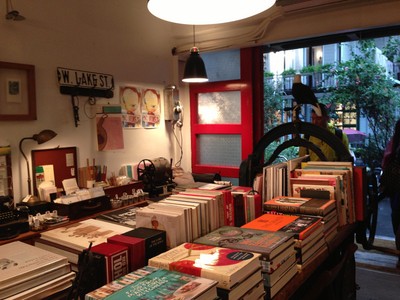 與其說好樣本事是家書店，不如說是一間生活店，熱愛旅行的女老板從全世界淘來生活物件與客人們分享