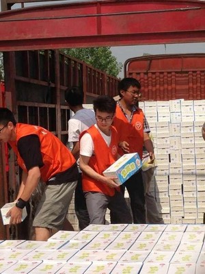 志愿者們正在卸載衛崗捐贈的學生奶