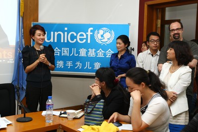2013年5月18日，聯(lián)合國兒童基金會母乳喂養(yǎng)和早期兒童發(fā)展倡導(dǎo)者馬伊琍在“母愛10平方”母乳喂養(yǎng)宣傳活動工作坊現(xiàn)場和參會人員交流