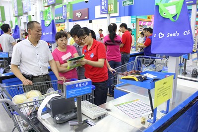 顧客踴躍選購(gòu)山姆會(huì)員店商品，滿載而歸