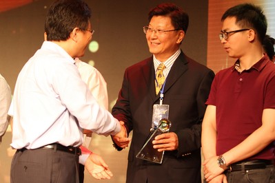 SGS通標公司公共關系及業務拓展總經理馬曉野博士（左二）接受頒獎