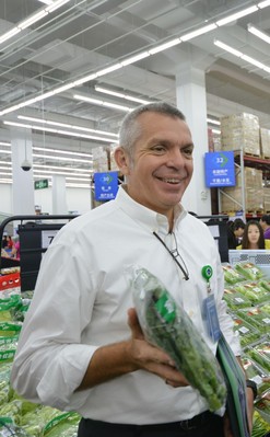 山姆會員商店首席運營官文安德展示山姆生鮮產品，介紹山姆采購的秘訣。