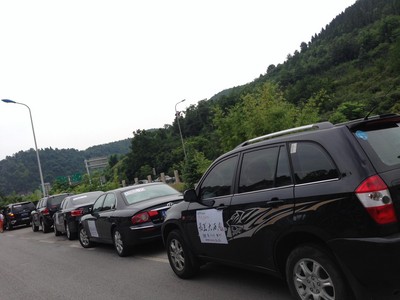 圖為集合地，自駕車游客整裝待發