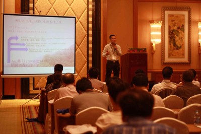 德國萊茵TUV大中華區輕工產品服務部總監奚方立于2013中國制漿造紙業產業發展高峰論壇發表演講