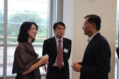 （從左至右）華僑銀行（中國）首席執行官康惠珍、華僑銀行個人銀行部總經理李徽徽、青島啤酒集團董事長孫明波