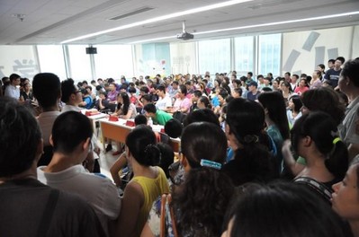 活動(dòng)現(xiàn)場擠滿了前來參會的家長和學(xué)員