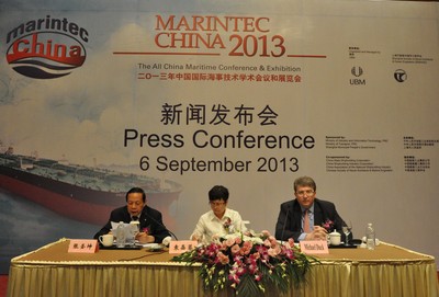 中國國際海事會展的第一次新聞發(fā)佈會
由左至右：張聖坤教授，袁嘉蓉女士及麥高德先生
