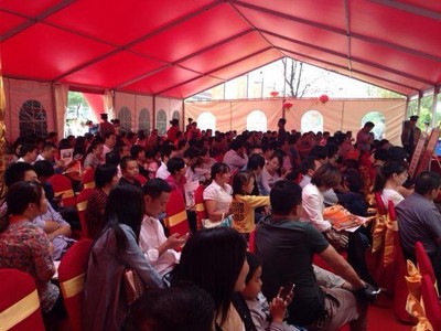 虹橋寶龍城開盤購房者有序排隊等候