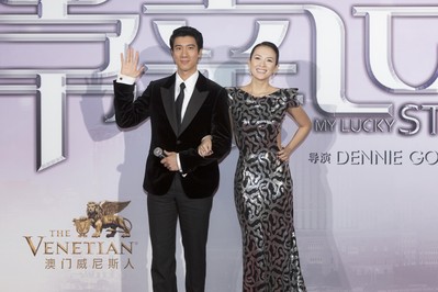 影視紅星章子怡（右）與王力宏（左）于9月12日在威尼斯人劇場舉行的“非常幸運(yùn)”首映禮上一同踏上紅地毯。