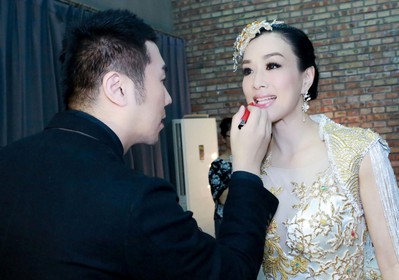 以自然堂親蜜亮彩唇膏筆蜜桃柔粉色打底，用蔓莓靚紅色疊加，唐毅為鐘麗緹打造女神唇妝