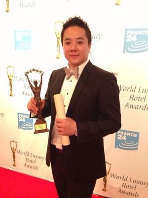 御庭酒店集團副總裁仲維杰先生在現場接受頒獎