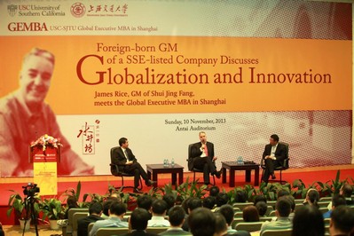 從左至右：上海交通大學(xué)-美國(guó)南加州大學(xué)全球EMBA項(xiàng)目學(xué)術(shù)主任陳百助教授，水井坊董事、總經(jīng)理Jim Rice（大米），上海交通大學(xué)安泰經(jīng)濟(jì)與管理學(xué)院副院長(zhǎng)呂巍教授。