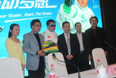 從左依次：搜狐網(wǎng)新聞副總編周蓉、中央電視臺(tái)著名主持人韓喬生、飛越車手謝雨均、活動(dòng)主辦方 -- 江蘇龍?bào)词偨?jīng)理石俊峰、活動(dòng)協(xié)辦方 -- 黑龍江省黑河市旅游局常務(wù)副局長張寶紅、活動(dòng)支持方 -- 江蘇大唐靈獅廣告有限公司總經(jīng)理吳綱