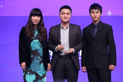 徐詩、陳虎為獲獎人程維頒獎（由聯合創始人吳睿代領）