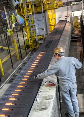 對(duì)成型過(guò)程進(jìn)行綜合監(jiān)控和記錄確保熔料在鑄模中的流速更為穩(wěn)定，填充更為徹底。