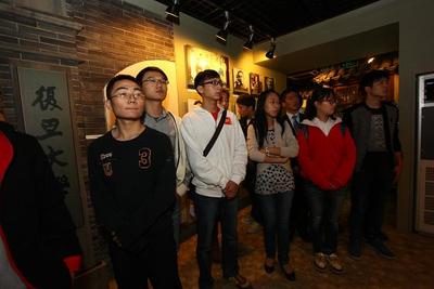 圖為華僑銀行（中國）“未來英才體驗營”活動中，營員參觀復旦大學校史館。